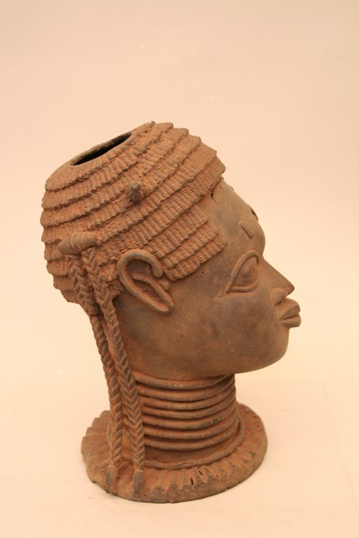 br. Bénin (tête), d`afrique : Benin, statuette br. Bénin (tête), masque ancien africain br. Bénin (tête), art du Benin - Art Africain, collection privées Belgique. Statue africaine de la tribu des br. Bénin (tête), provenant du Benin, 1187/4427.Tête en bronze du Bénin(XVIe siècle)de style particulier appelé UDO,du nom de la chefferie où trois têtes furent trouvées.Cette tête,assez grossière est percé d